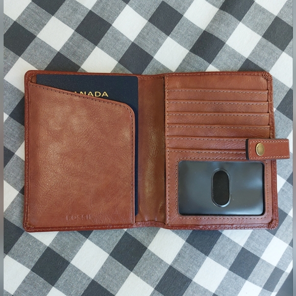 Fossil Raul Passport Holder Wallet - Picture 6 of 10